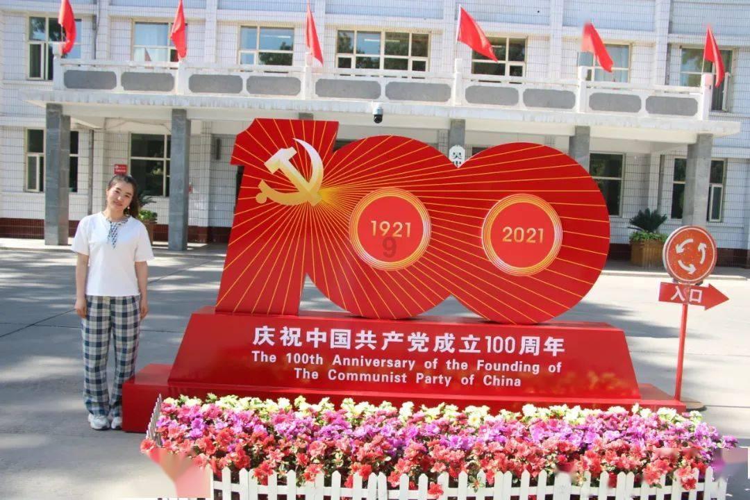 宋慧乔机场生图惊艳网友,42岁状态如少女,长红27年的秘诀揭秘